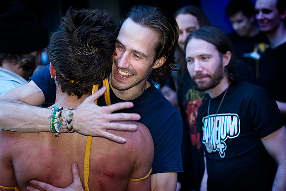 A fan rejoiced at Kid Fury's victory at Göta källare