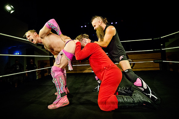 Huckleberry Sinn having to kiss Valentines ass after a loss. Leeloo giving Huck a helping hand.